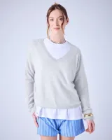 Sweater negro de cashmere cepillada con cuello en V, corte oversize, mangas largas y terminaciones acanaladas.