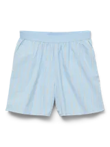 Short celeste con rayas verticales blancas, cintura elástica y bolsillos laterales.