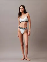 Corpiño Calvin Klein modelo Intense Power Micro, color celeste, con copas suaves y tirantes ajustables con logo.