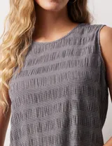 Blusa sin mangas plisada con cuello a la base, marca Zac & Rachel. Tiene una abertura en la espalda con un botón forrado.