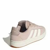 Championes Adidas Grand Court Alpha color rosa claro con las tres tiras laterales en blanco.