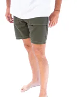 Bermuda color verde militar, de jean, con dos bolsillos frontales tipo parche, costuras a contratono y botones de cobre.