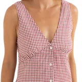 Vestido corto con estampado de cuadros vichy en tonos rojo y blanco, con escote en V y botones frontales.