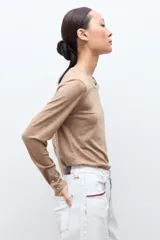 Remera de manga larga color tostado melange, con cuello redondo y calce al cuerpo.