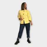 Saco de hilo tejido color negro, con mangas amplias tres cuartos y cuello alto, presenta un diseño abotonado.