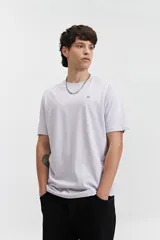 Remera color salmón de corte clásico, cuello redondo y logo bordado en el pecho.