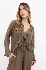 Blusa marrón de lino con cuello en V y volados.