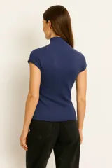 Top de manga corta color azul marino, con cuello tipo polera (mock neck) y tejido acanalado.