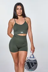 Conjunto deportivo verde militar compuesto por top con breteles finos y logo "bk." en el frente, y short de cintura alta.