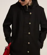 Saco gris de polivelour con capucha, cuello alto con cremallera, abotonado delantero cruzado, bolsillos delanteros y mangas largas.