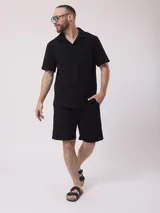 Camisa de manga corta color negro, confeccionada en lino y poliéster.