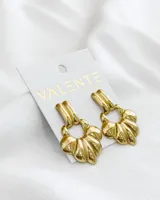 Aros colgantes dorados con forma de abanico.