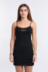 Vestido negro ajustado al cuerpo, tipo mini, con tirantes finos y ribetes marrones en el escote y los tirantes. Presenta un logo ovalado bordado en el pecho.