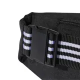 Riñonera Adidas negra con logo blanco estampado en el frente.