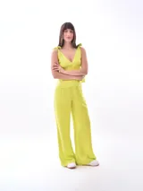 Blusa color lima con breteles finos que se atan en los hombros.