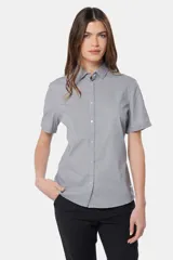 Camisa entallada de manga corta con rayas verticales celestes y blancas.