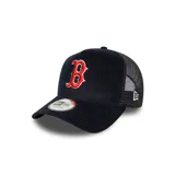 Gorra New Era 9FORTY con visera curva, color azul marino con logo de los Boston Red Sox bordado en rojo y contorno negro. Paneles traseros de malla negra y cierre ajustable a presión.
