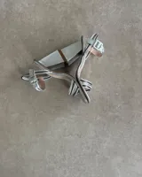 Sandalias plateadas de fiesta con tiras finas y taco geométrico.