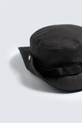 Sombrero tipo bucket negro de algodón con cinta multifunción y ala ancha con pespuntes. Ajuste con cordón.