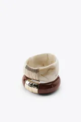 Pack de dos pulseras rígidas articuladas realizadas en resina, una color crema con efecto marmolado y detalles dorados, y otra color marrón con detalles dorados.