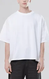 Remera blanca de manga corta con calce boxy fit, realizada en tejido jersey 24/1 americano.