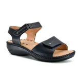 Sandalia casual negra con taco bajo corrido, tira ancha sobre el empeine con ajuste de velcro y tira trasera con hebilla.