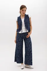 Pantalón jean wide leg de tiro alto, color azul denim, con ruedo desflecado y bolsillos delanteros y traseros.