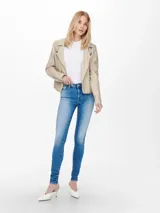 Chaqueta de motociclista color beige confeccionada en piel sintética con cierre asimétrico y tachas.