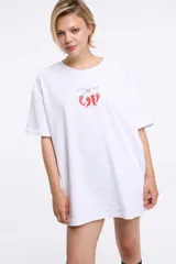 Remera blanca con estampado de pimientos rojos y texto 'Living a hot life'.