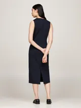 Vestido midi azul marino de corte ajustado, sin mangas, con cuello redondo y detalle de botones dorados en los hombros.