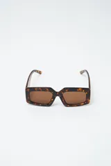 Lentes de sol rectangulares con montura Carey y lentes marrones.