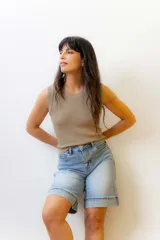 Musculosa color beige de tejido de punto suave, corte recto y escote redondo.