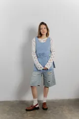 Zueco negro con textura croco, diseño tipo mocasín y tira regulable al talón.