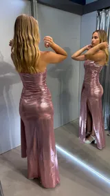 Vestido largo de fiesta color rosa metalizado, strapless, con drapeado lateral y abertura en la falda.