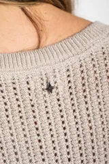 Sweater color beige de tejido de punto calado con lurex, de corte holgado y cuello redondo.