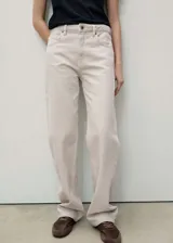 Pantalón de jean color crudo, de corte recto y tiro medio, con cinco bolsillos y cierre frontal con cremallera y botón.