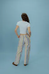 Pantalón de corte recto con estampado a rayas verticales de colores pastel.