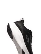 Championes Umbro color blanco con detalles en azul y rojo.