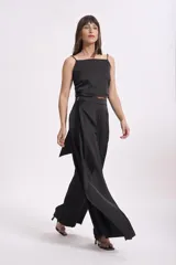 Crop top negro de satén con breteles finos regulables y corte holgado.