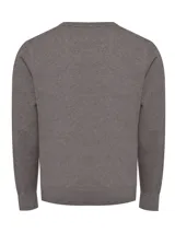 Sweater gris de punto con cuello redondo y mangas largas.
