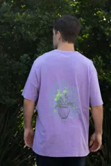 Remera blanca de algodón con cuello redondo y mangas cortas. Estampado en la espalda con un jarrón con flores y la palabra 'tuya'.