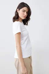 Remera blanca de manga corta con escote bote.