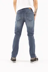 Pantalón jean azul de corte recto, con efecto lavado y roturas en las rodillas.