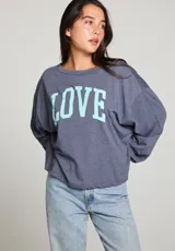 Camiseta manga larga gris con la palabra "LOVE" estampada en celeste.