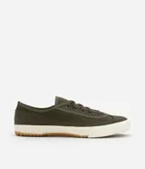 Championes casuales color verde militar, confeccionados en sarga con recortes laterales y ajuste con cordones. Suela de goma blanca con base marrón.