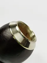Mate forrado en cuero marrón con boca de alpaca y base con tres patas.