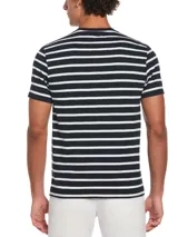 Remera de hombre Original Penguin con diseño de rayas horizontales blancas y azul marino. Confeccionada en algodón orgánico, con tejido de punto jersey suave al tacto y cuello redondo acanalado.