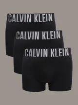 Pack de tres bóxers negros Calvin Klein de corte ajustado, con cintura elástica plateada con el logo de la marca en blanco.