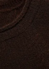 Sweater marrón de poliéster, acrílico y lana, con cuello redondo y mangas largas.