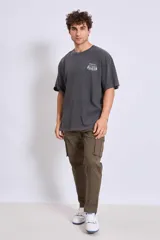 Remera gris oscuro de corte holgado con estampado pequeño en el pecho.